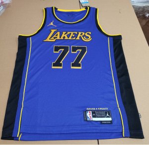 Maillot 77 Doncic Lakers 2024-25 Statement Edition Violet